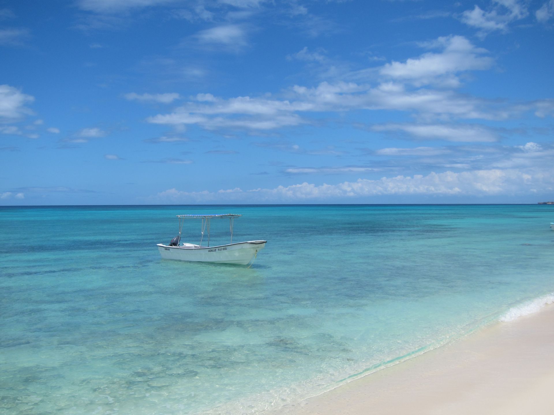 Bote en aguas cristalinas del Caribe