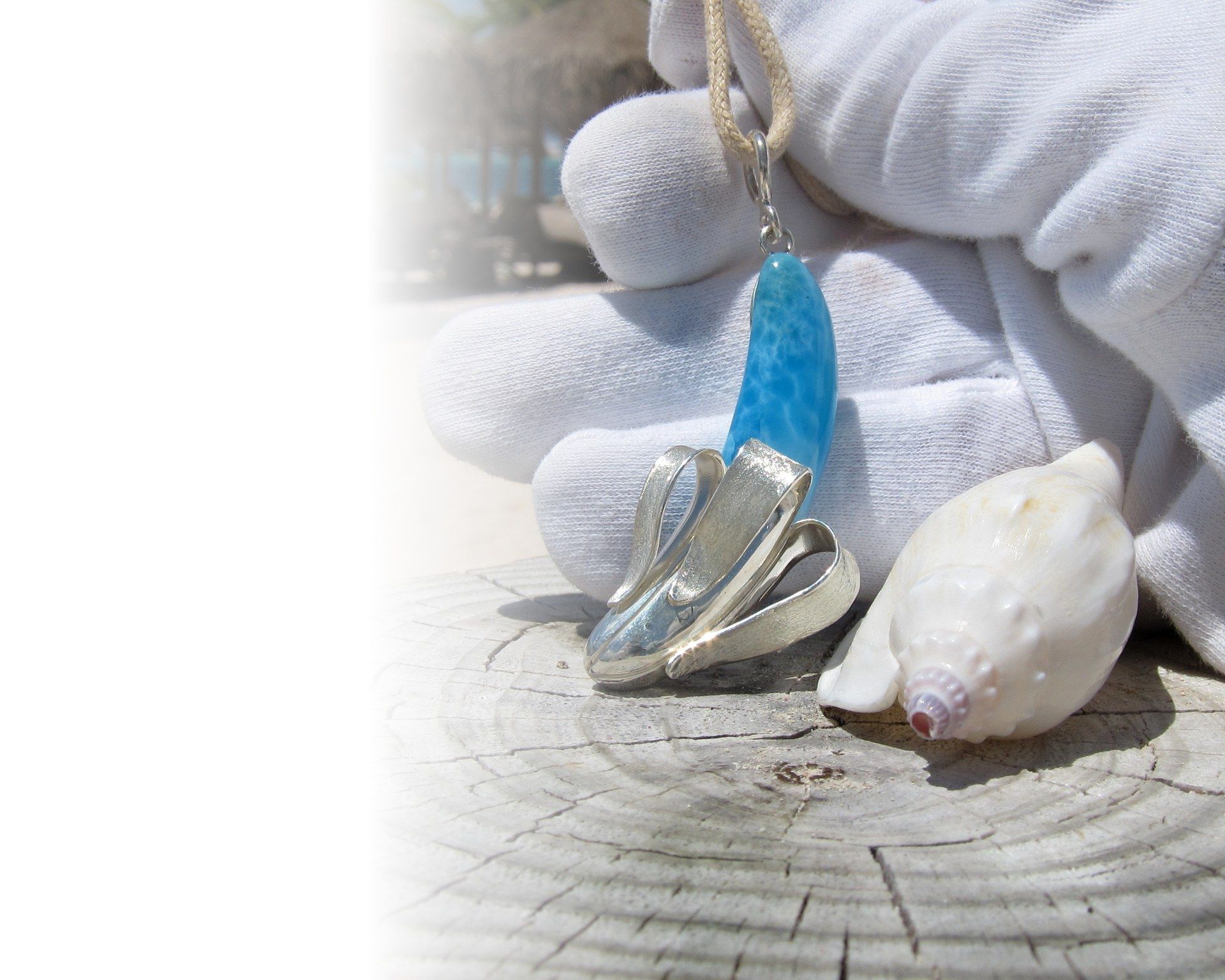Colgante de Larimar sostenido sobre madera